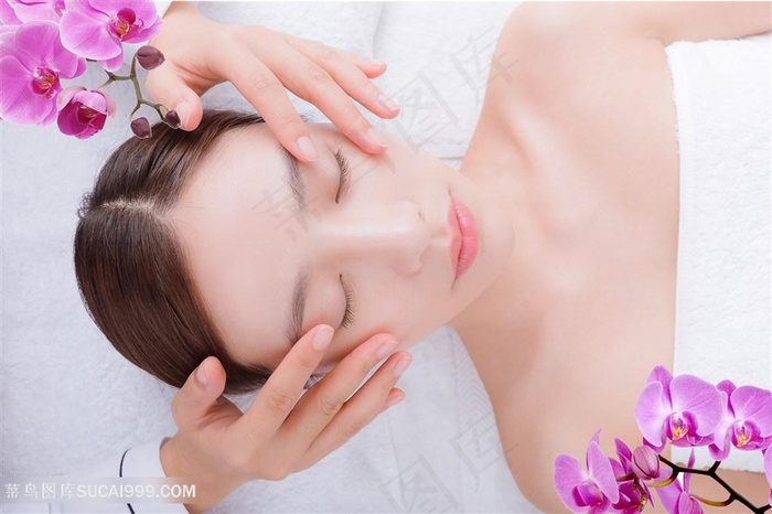 正在做美容的人