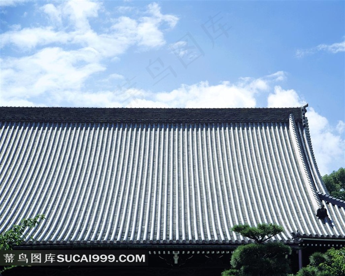 蓝天白云下房顶上的瓦