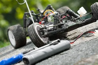 一幅组装车辆的摄影图