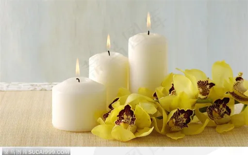 SPA美容静物用品用具--三支点燃的蜡烛和一支兰花
