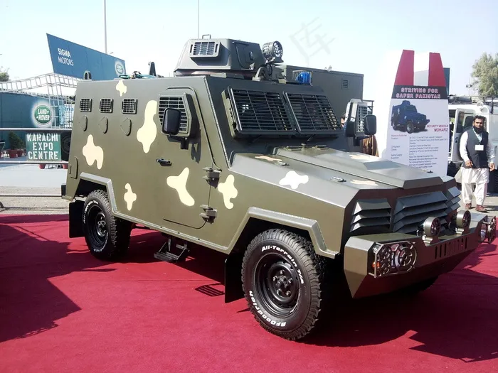 军用装甲车图片