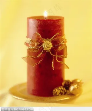 捆有玫瑰带的红色蜡烛