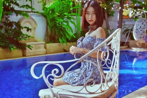 游泳池性感美女图片 游泳池性感美女图片