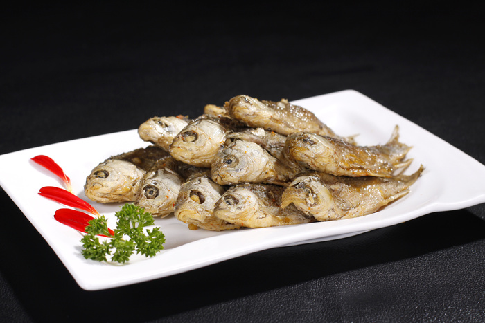 香酥小鲫鱼 (1)