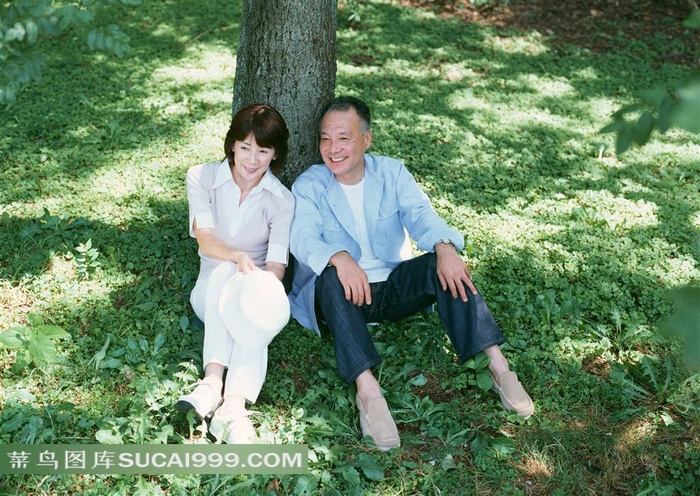 幸福甜美的老夫妻