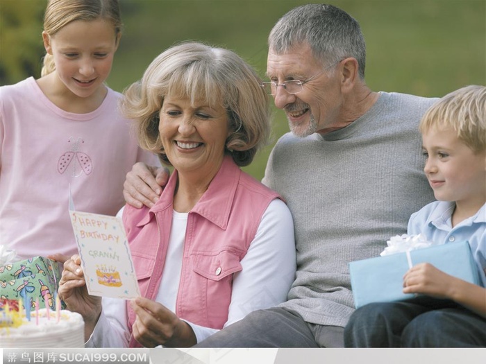 长辈与孩子-爷爷奶奶为孙子过生日