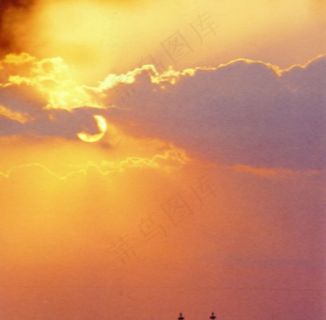 云层中的金色太阳