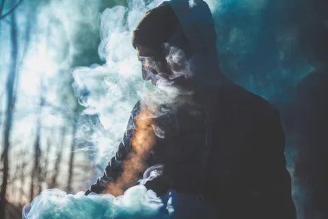 烟雾缭绕抽烟男子图片 烟雾缭绕抽烟男子图片
