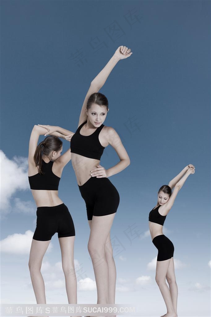 健康情境-在蓝天白云下调健身操的外国美女
