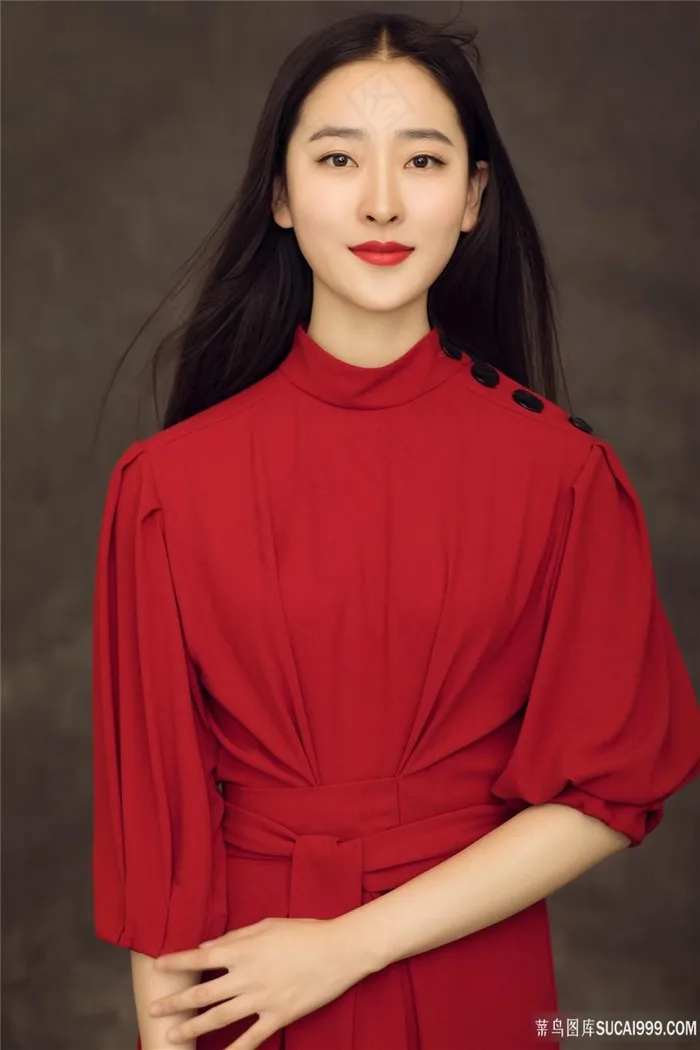 清纯气质美女明星何雨虹红长裙艺术写真图片