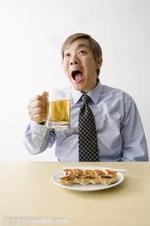 宣传画册广告素材 拿着啤酒夸张表情的亚洲男性