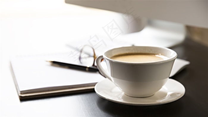 桌子上的美味咖啡图