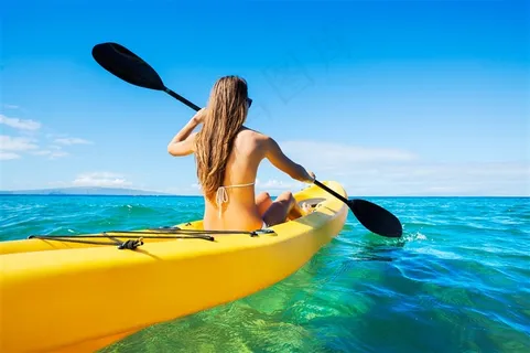 海上划船的泳装美女高清图片 海上划船的泳装美女高清图片