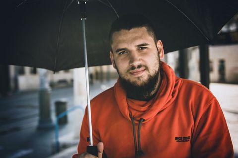 男人雨中撑伞图片