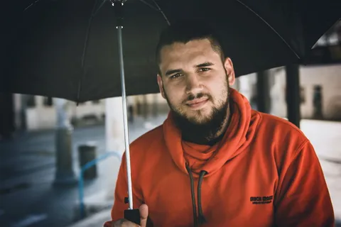 男人雨中撑伞图片 男人雨中撑伞图片