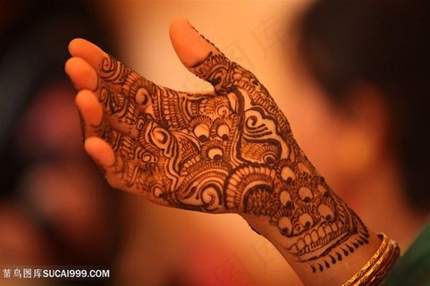 双手纹身的女性人物高清图片