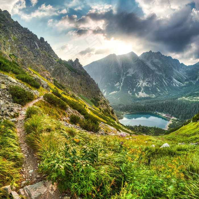 绿色的群山跟蓝色的湖水风景图片