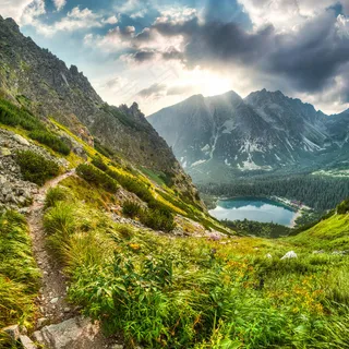 绿色的群山跟蓝色的湖水风景图片 绿色的群山跟蓝色的湖水风景图片