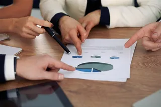 正在办公室开会商讨的商务人物高清图片