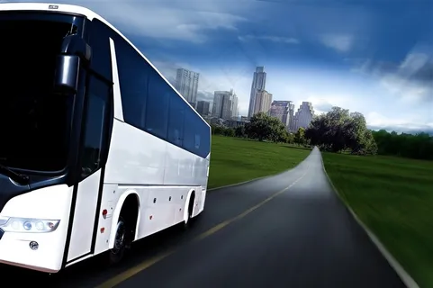 公路上行驶的大巴车高清图片 公路上行驶的大巴车高清图片