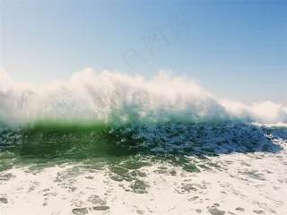 大海中的海浪摄影图