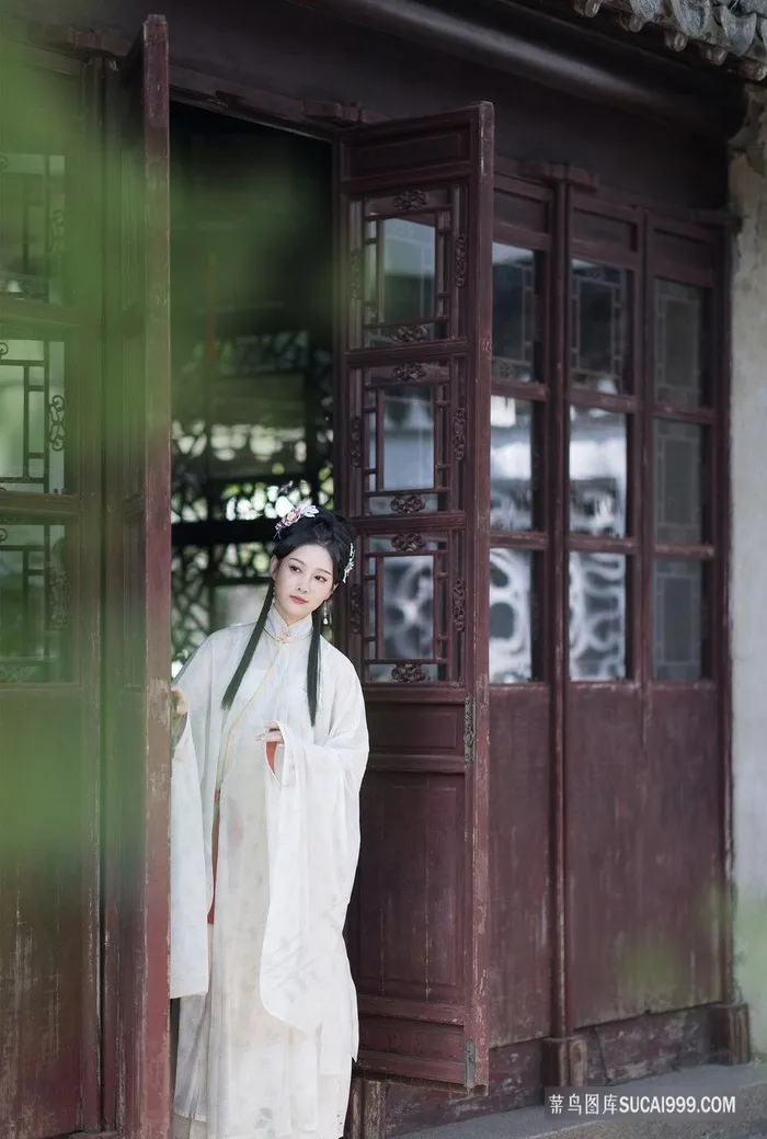 房门偷看外面的古装白衣美女图片素材