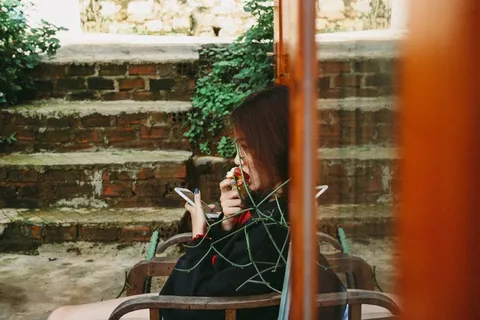 吃苹果的美女侧颜图片 吃苹果的美女侧颜图片