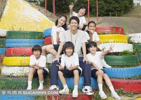 一群在做胜利手势的孩子 一群在做胜利手势的孩子