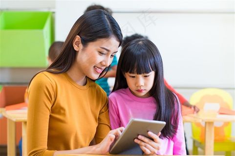 和老师在一起上课的儿童图片