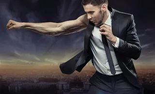 穿西装出拳击的男人