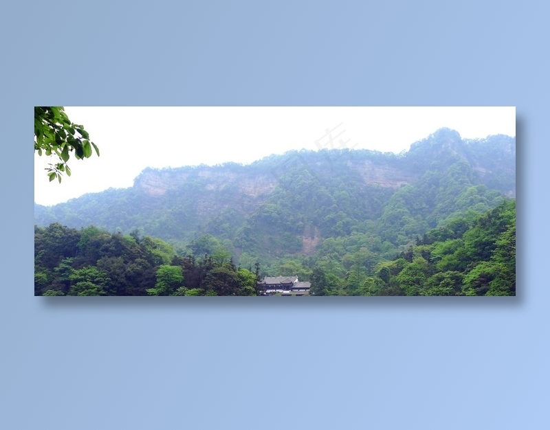 山脚下树林间的古庙
