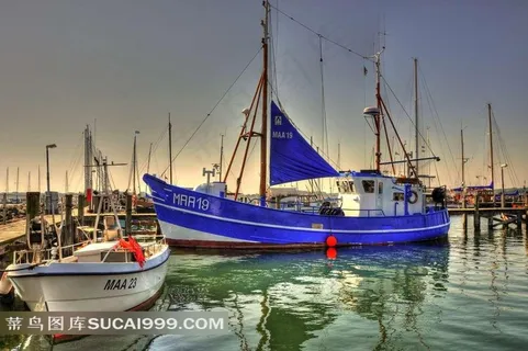 港口停泊的帆船