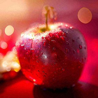 红苹果新鲜特写水珠，圣诞平安夜，水果美食，温馨摄影图
