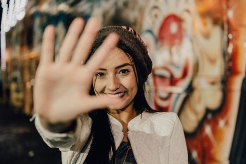 露齿微笑的美女图片