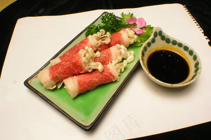  金针菇牛肉卷、芦笋、蒜片