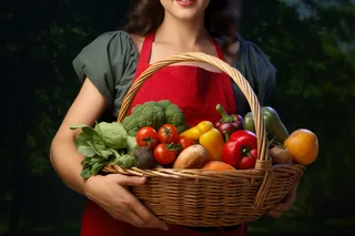 女生抱着一篮蔬菜瓜果摄影图