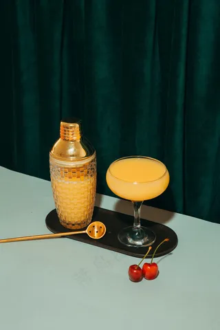 清爽夏季果汁饮品摄影照片