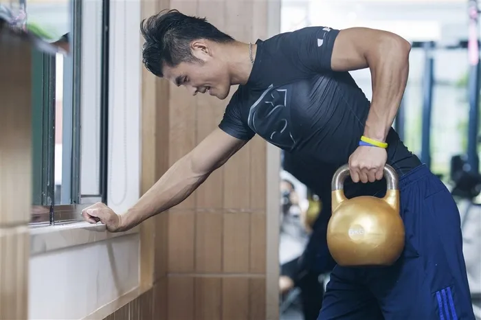 在健身房里健身的男人素材图