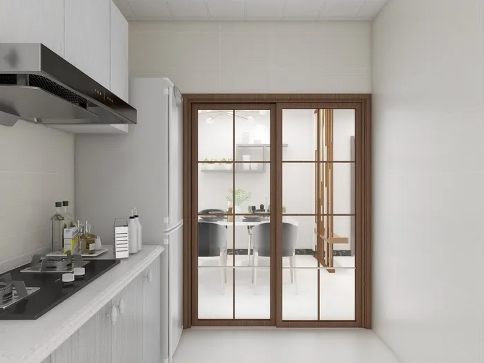 现代家庭厨房设计，新橱柜和带有冰箱的厨房用具