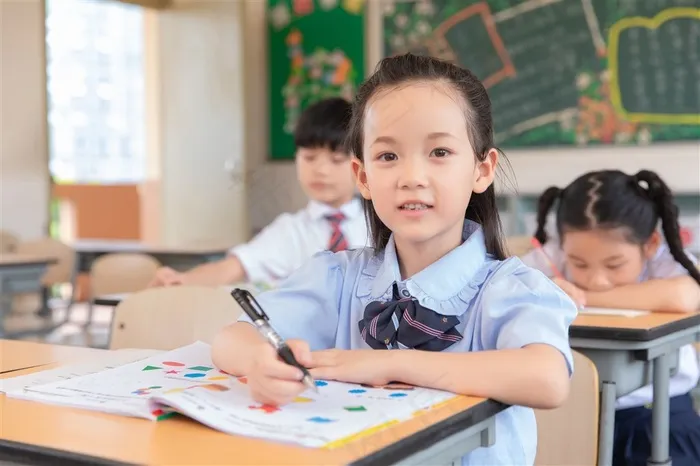 小学生上学高清图片