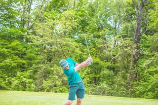 打高尔夫球图片