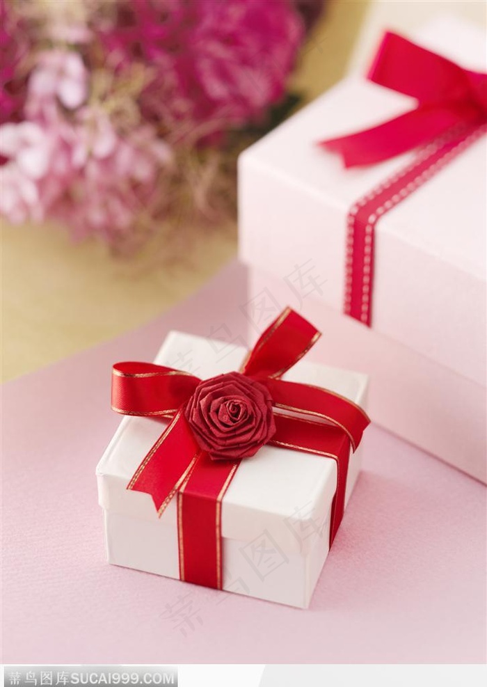 扎红色丝带蝴蝶结和玫瑰花朵的礼物礼盒