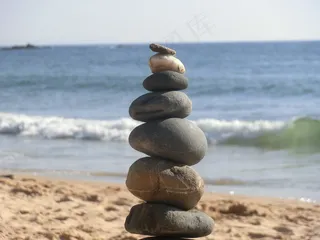 海滩堆叠鹅卵石图片