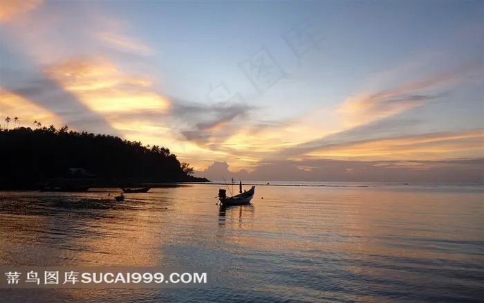 清晨霞光中的海洋山脉风景图片