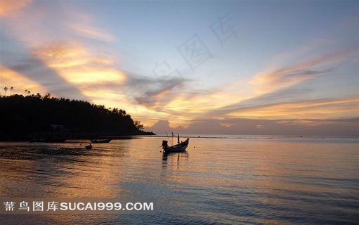 清晨霞光中的海洋山脉风景图片