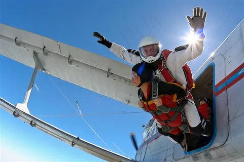 飞机上准备跳伞的人