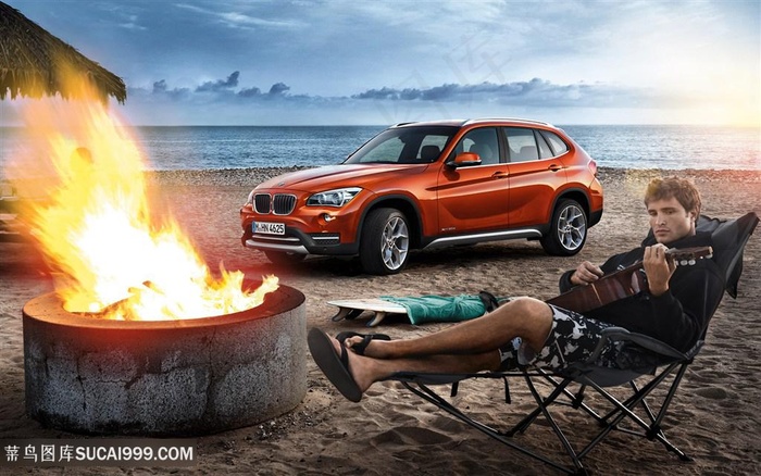 橙色宝马汽车在沙滩上