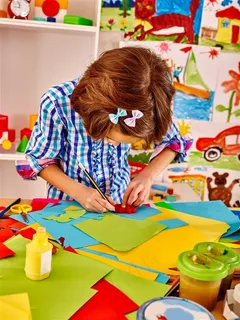 做手工的女孩子