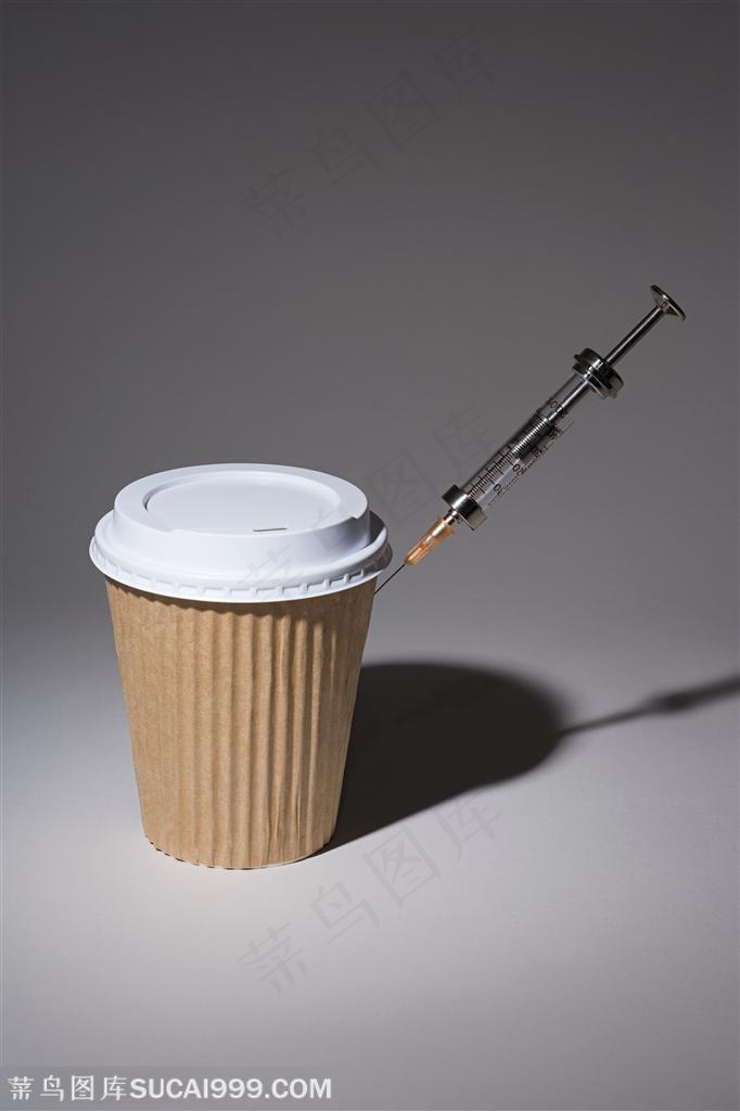 创意美食-纸杯上插着的注射器