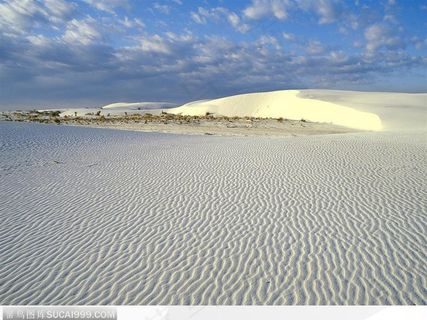 蓝天下的无垠沙漠